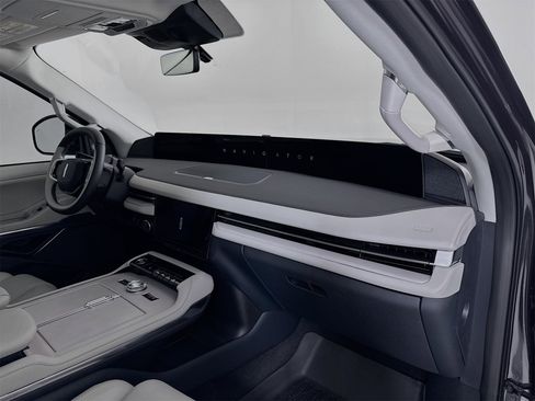 Used 2025 Lincoln Navigator Reserve image 31