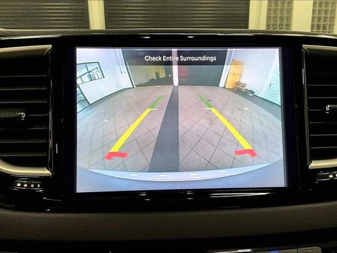 Used 2024 Chrysler Pacifica Touring-L image 14