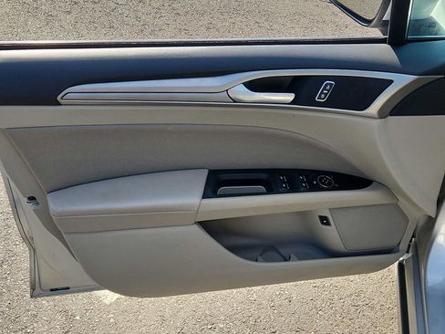 Used 2019 Ford Fusion SE FWD image 12