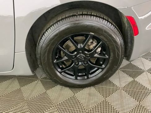 Used 2022 Chrysler Pacifica Touring-L FWD image 11