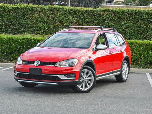 Used 2017 Volkswagen Golf Alltrack S image 1