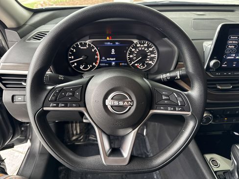 Used 2024 Nissan Altima 2.5 SV AWD/4WD image 17