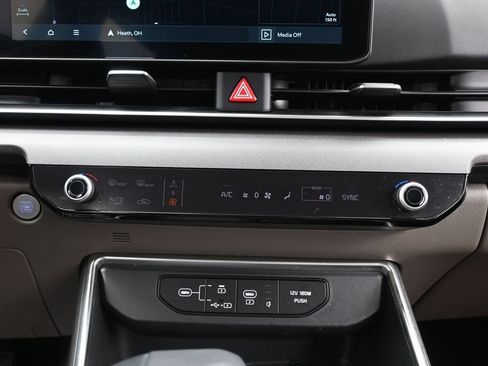 Used 2025 Kia Carnival EX FWD image 32