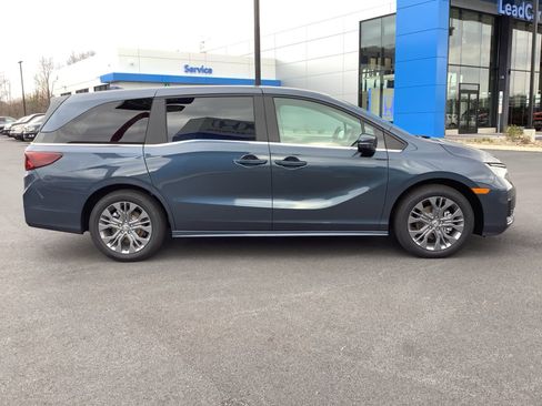 New 2026 Honda Odyssey Touring image 7