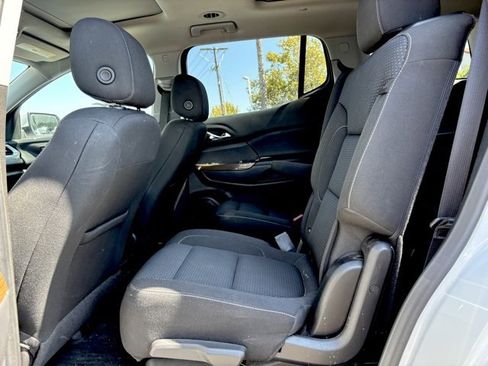 Certified 2022 GMC Acadia SLE w/ Driver Convenience Package image 11