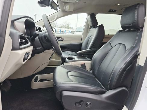 Used 2024 Chrysler Pacifica Touring-L image 12