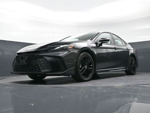 Used 2025 Toyota Camry SE image 32