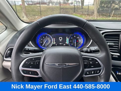 Used 2023 Chrysler Pacifica Touring-L image 25