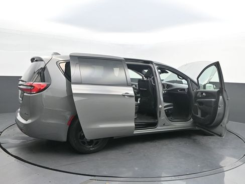 Used 2022 Chrysler Pacifica Limited w/ Uconnect Theater Family Group image 39