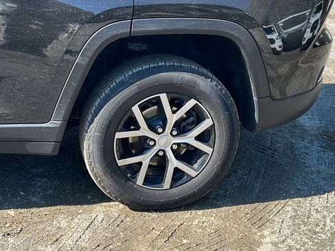 Used 2025 Jeep Grand Cherokee Limited image 12