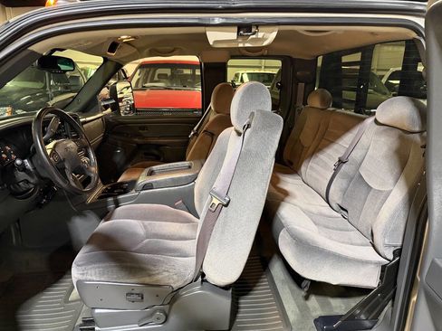 Used 2006 GMC Sierra 3500 SLE w/ Heavy-Duty Power Package image 8