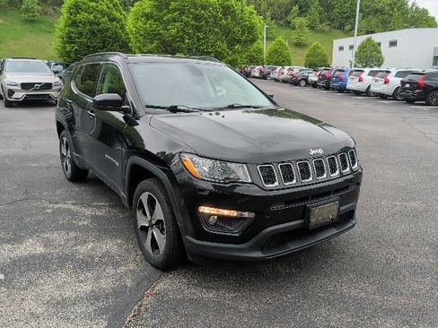 Used 2017 Jeep Compass Latitude w/ Popular Equipment Group AWD/4WD image 3