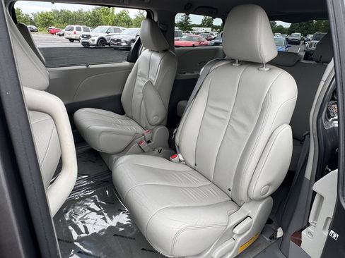 Used 2014 Toyota Sienna XLE w/ Entertainment Package FWD image 13