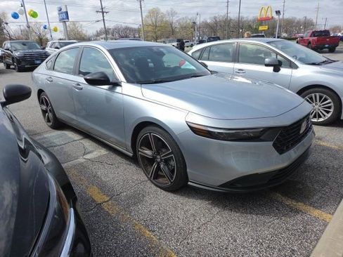 Used 2025 Honda Accord Sport image 3