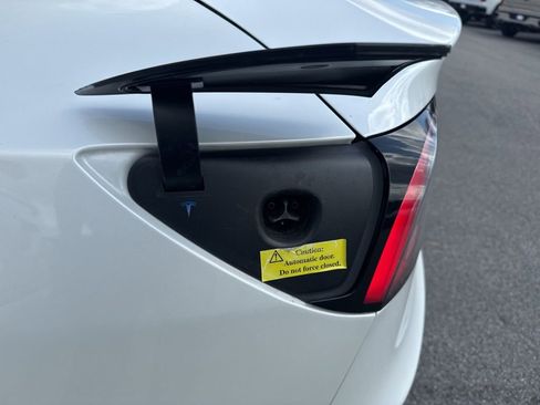 Used 2023 Tesla Model 3 Standard Range image 9