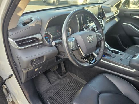 Used 2020 Toyota Highlander XLE image 30