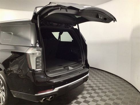 Used 2025 Chevrolet Suburban High Country image 12