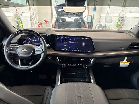 Used 2026 Chevrolet Suburban High Country AWD/4WD image 18