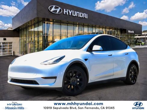 Used 2023 Tesla Model Y Long Range AWD/4WD image 1