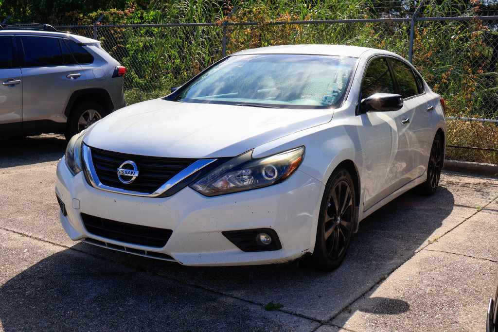 Used 2017 Nissan Altima 2.5 SR w/ Midnight Edition Package FWD image 4