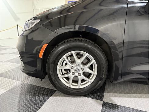 Used 2023 Chrysler Pacifica Touring-L image 9