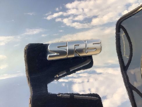 Used 2018 Toyota 4Runner SR5 AWD/4WD image 15
