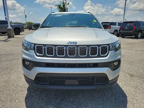 Used 2025 Jeep Compass Latitude AWD/4WD image 2