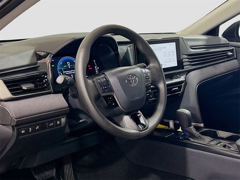 Used 2026 Toyota Camry LE image 7