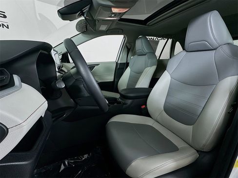 Used 2021 Toyota RAV4 XLE Premium image 3