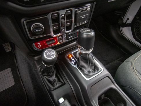 Used 2024 Jeep Wrangler Unlimited Rubicon AWD/4WD image 15