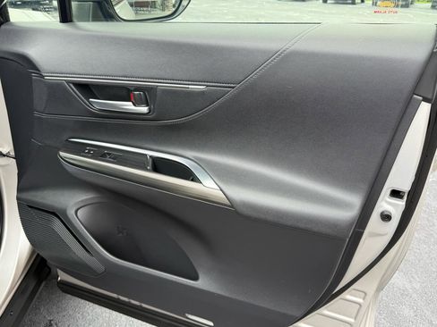 Used 2021 Toyota Venza XLE w/ Softex Package image 16