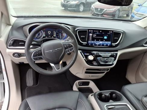 Used 2024 Chrysler Pacifica Touring-L FWD image 7