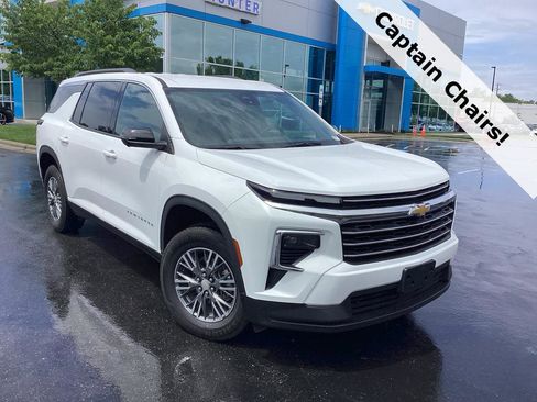 Used 2024 Chevrolet Traverse LT FWD image 1