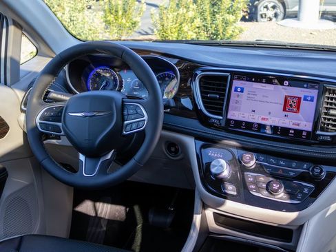 Used 2023 Chrysler Pacifica Limited FWD image 11