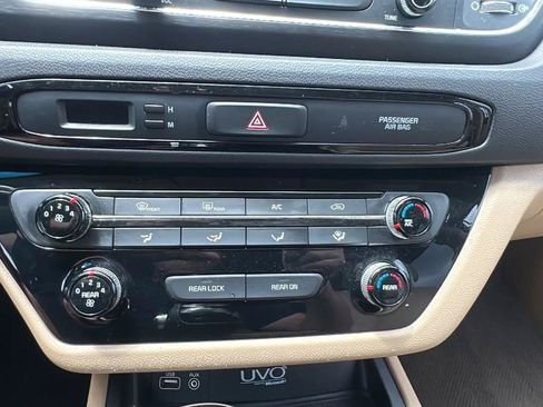 Used 2016 Kia Sedona LX w/ LX Convenience Package FWD image 38