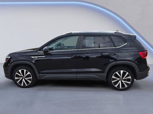 Used 2023 Volkswagen Taos SE w/ Panoramic Sunroof Package FWD image 2