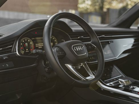 Certified 2025 Audi Q7 2.0T Premium w/ Convenience Plus Package image 9