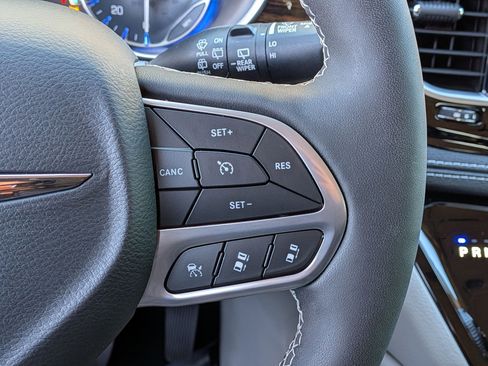 Used 2023 Chrysler Pacifica Limited image 21