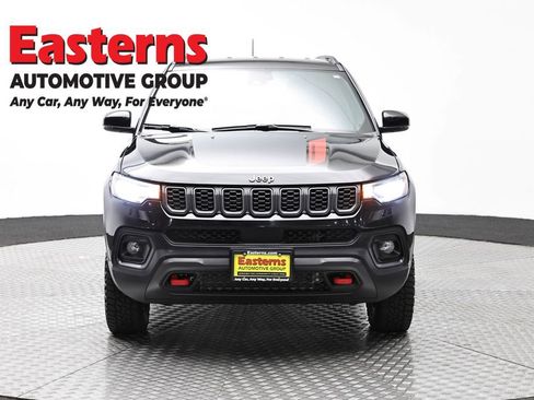 Used 2025 Jeep Compass Trailhawk AWD/4WD image 2