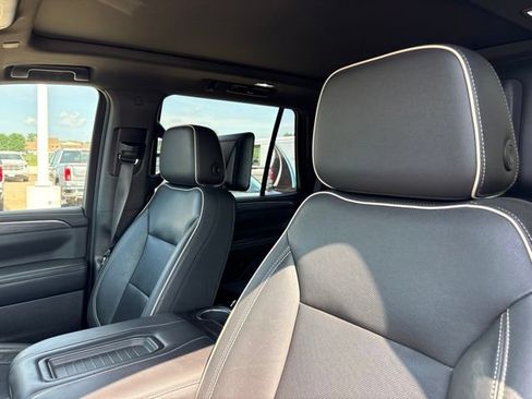 Used 2021 GMC Yukon SLT w/ Rear Media and Nav Package AWD/4WD image 9