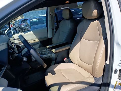 Used 2021 Toyota Sienna XLE image 17