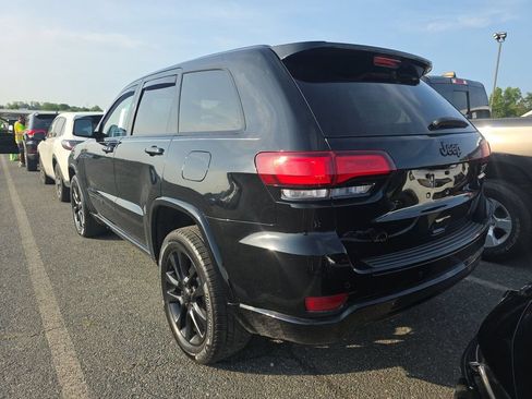Used 2018 Jeep Grand Cherokee Altitude AWD/4WD image 3