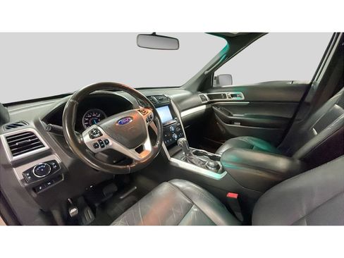 Used 2015 Ford Explorer XLT w/ Equipment Group 202B AWD/4WD image 11