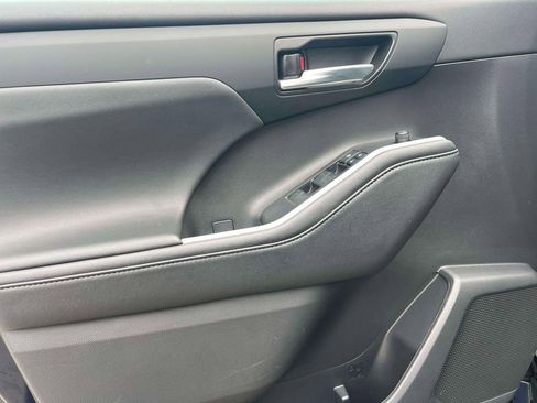 Used 2021 Toyota Highlander XSE image 17