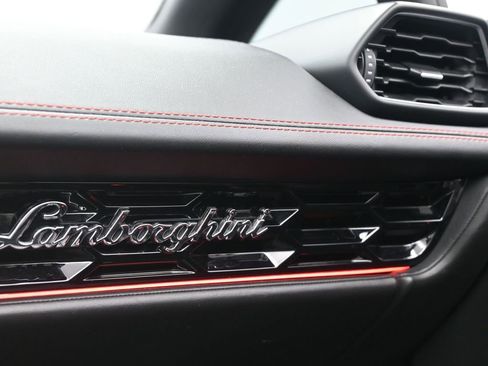 Used 2020 Lamborghini Huracan EVO image 16