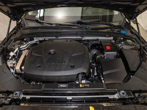 Used 2019 Volvo V60 T5 Momentum image 22