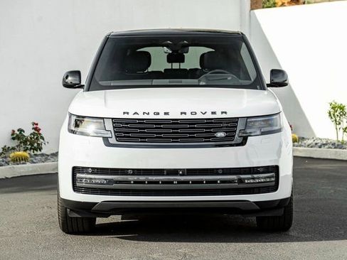Certified 2025 Land Rover Range Rover SE image 3