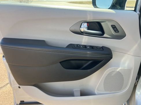 Used 2024 Chrysler Pacifica Touring-L image 12
