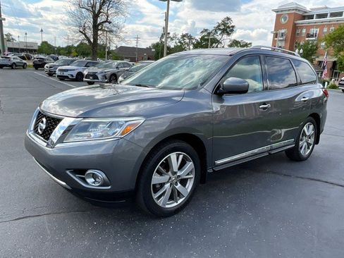 Used 2016 Nissan Pathfinder Platinum w/ Family Entertainment Package AWD/4WD image 3
