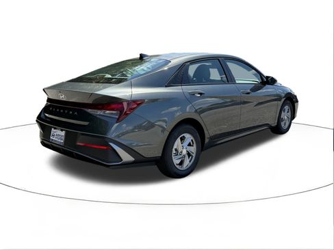 New 2026 Hyundai Elantra SE image 3